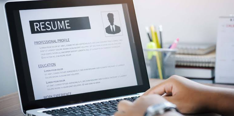 Best Online Resume Makers of 2026: Top Tools for a Fast, Minimalist Professional Layout